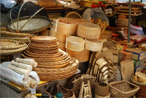 Foto contoh: kerajinan anyaman bambu yang dijual di pasar